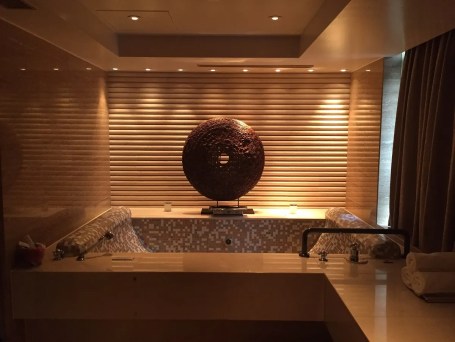 Mandarin Oriental Hong Kong Spa - Mandarin Suite bathtub