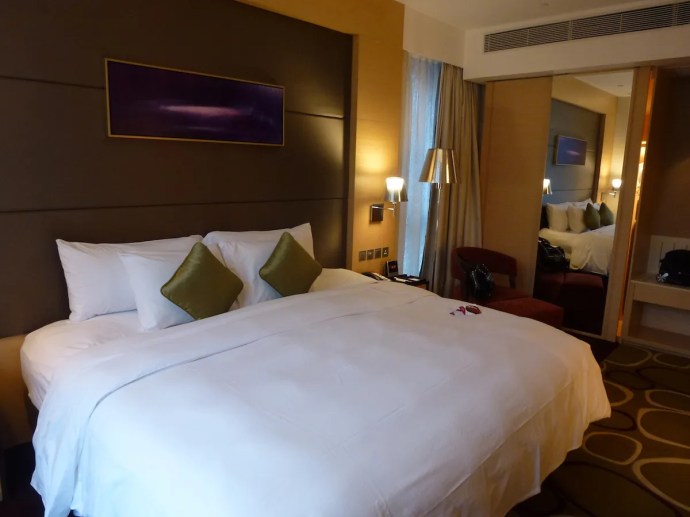 Crowne Plaza Hong-Kong - Racecourse View Room bed