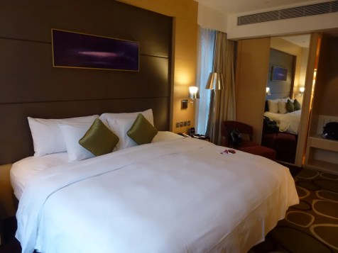Crowne Plaza Hong-Kong - Racecourse View Room bed