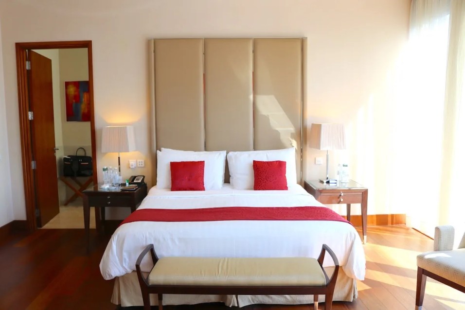 Luxury Pool View room - Bedroom